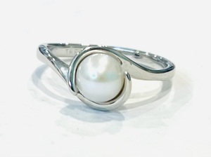 photo of 10 karat white gold freshwater pearl ring item 001-625-00045